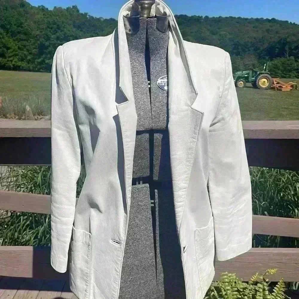 Vintage women’s New York, 50% nylon and 50% acetate blazer.